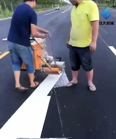 划线机施工中
