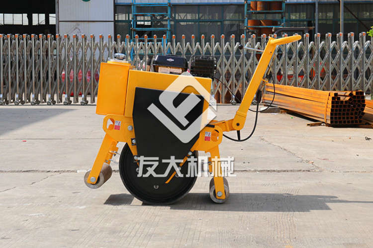 我们可以在哪些施工场地上看到小型压路机？