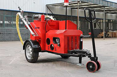 道路裂缝要及时修补，沥青灌缝机上场补救